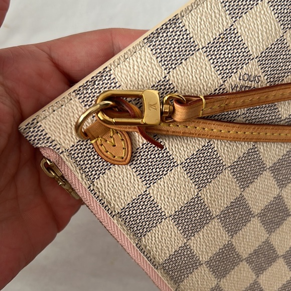 Louis Vuitton Neverfull Wristlet - Picture 4 of 7